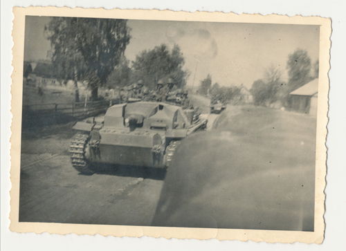 Sturmgeschütz StuG deutscher Panzer Vormarsch - Original Foto WK2