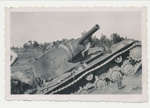 Schlachtfeld zerstörter russischer Sowjet Panzer - Original Foto WK2