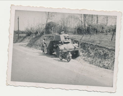 Schlachtfeld zerstörter Panzer mit Wehrmacht Krad Kradmelder - Original Foto WK2