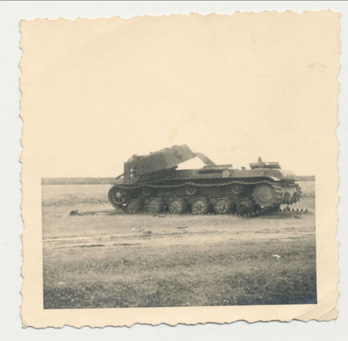 Schlachtfeld zerstörter russischer 52to Sowjet Panzer - Original Foto WK2