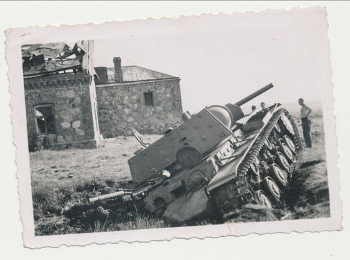 Schlachtfeld zerstörter russischer Sowjet Panzer - Original Foto WK2