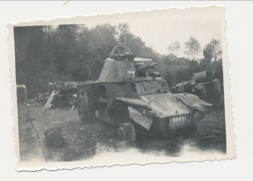 Schlachtfeld zerstörter Feind Panzer mit Wehrmacht - Original Foto WK2