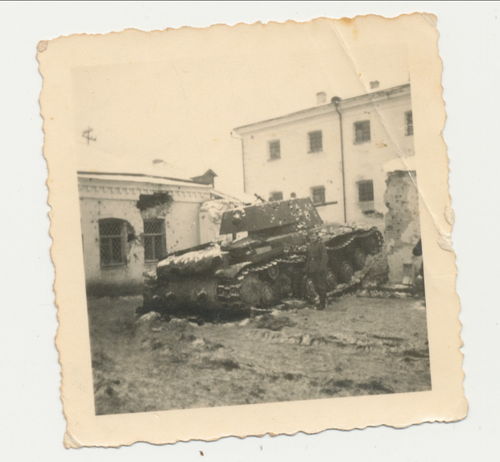 Schlachtfeld zerstörter Feind Sowjet Panzer mit Wehrmacht Soldaten - Original Foto WK2