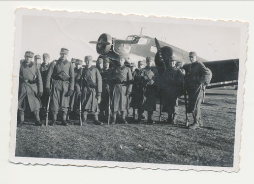 Flugzeug Junkers JU52 Tante JU Staffelabzeichen mit Wehrmacht Soldaten - Original Foto WK2