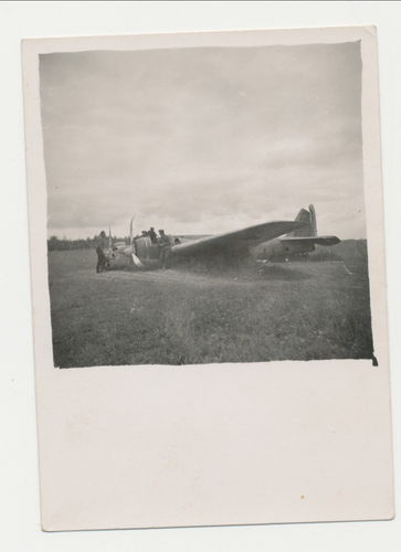 Russischer Sowjet Bomber Flugzeug mit Wehrmacht Soldaten Original Foto WK2