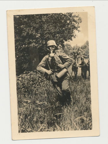 Deutsche Wehrmacht Übung mit Gasmaske - Original Foto WK2
