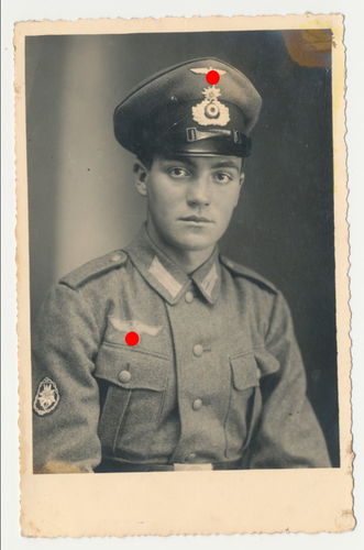 Gebirgsjäger in Uniform mit Traditionsabzeichen Edelweiss auf Schirmmütze Original Portrait Foto WK2