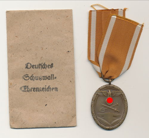 Schutzwallabzeichen Schutzwall Ehrenzeichen mit Band in Verleihungstüte Poellath Schrobenhausen