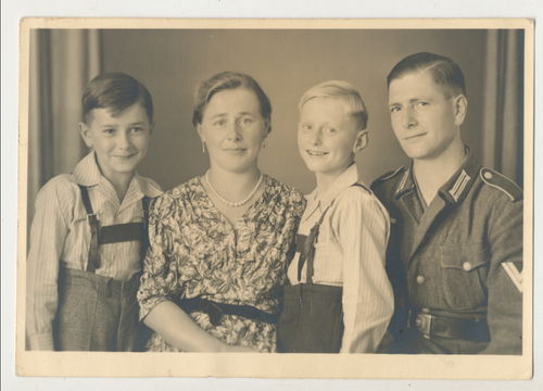Familien Portrait Foto Wehrmacht Soldat mit Frau Kindern WK2