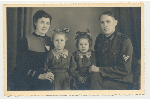 Deutsche Wehrmacht Soldat mit Familie - Original Studio Portrait Foto WK2