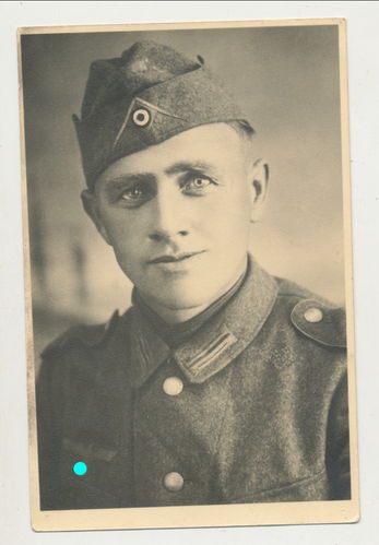 Deutsche Wehrmacht Soldat mit Schiffchen Mütze - Original Studio Portrait Foto WK2