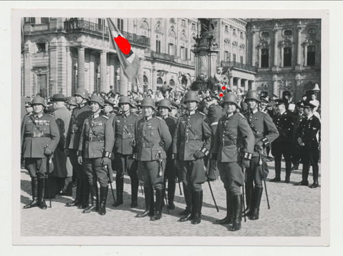 Wehrmacht Parade Aufmarsch Offiziere Ordenspangen Stahlhelme WK1 / WK2 Original Foto 3. Reich