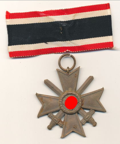 KVK Kriegsverdienstkreuz 1939 mit Schwertern und Hersteller Punze " 7 " (?)