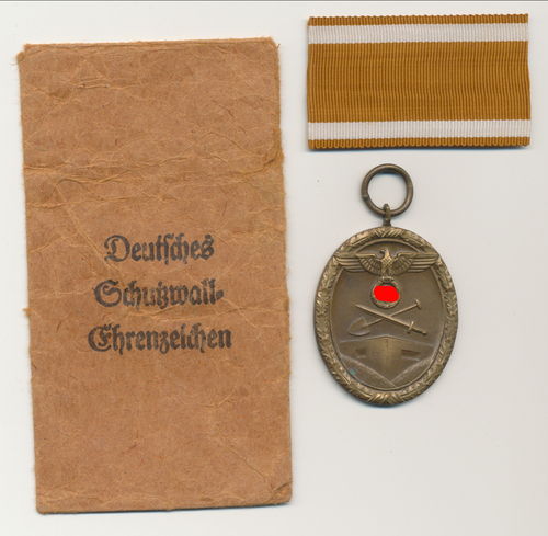 Schutzwall Ehrenzeichen mit Band Schutzwallabzeichen in Verleihungstüte Julius Maurer