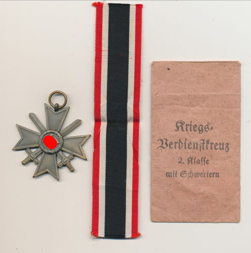 KVK Kriegsverdienstkreuz 1939 mit Schwerter Hersteller Punze "10" in Verleihungstüte Förster & Barth