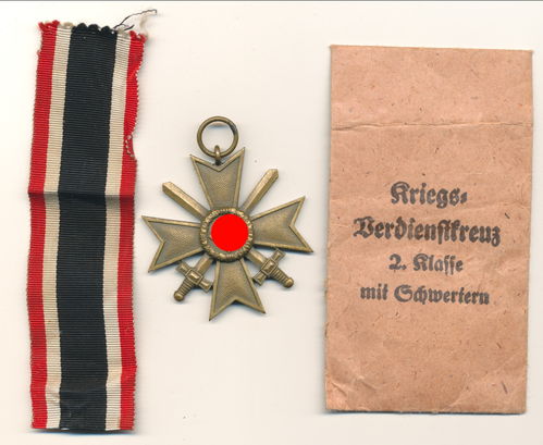 KVK Kriegsverdienstkreuz 1939 mit Schwertern in Verleihungstüte Hersteller Hans Gnad