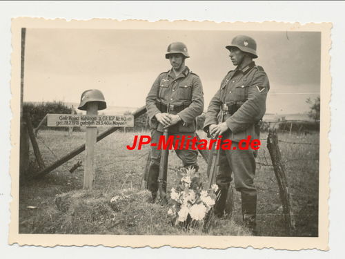 Kameraden am Soldatengrab Inf Rgt. 107 gefallen in Moyen bei Luneville 1940 - Original Foto WK2
