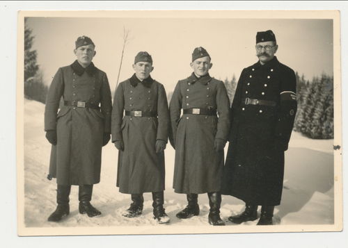 Wehrmacht Soldaten und Rot Kreuz (?) Angehöriger mit Armbinde - Original Foto WK2