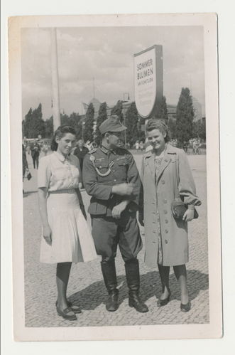 Jäger Oberfeldwebel mit Schützenschnur Feldspange auf Urlaub mit Damen - Original Foto WK2