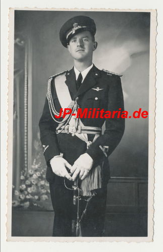 Portrait Foto italienischer Offizier mit Degen Säbel Parade Uniform Schärpe Orden WK2