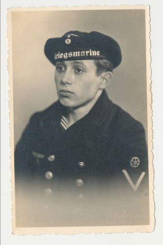 Kriegsmarine Soldat mit Tellermütze Mützenband Arm Tätigkeits Abzeichen - Original Portrait Foto WK2
