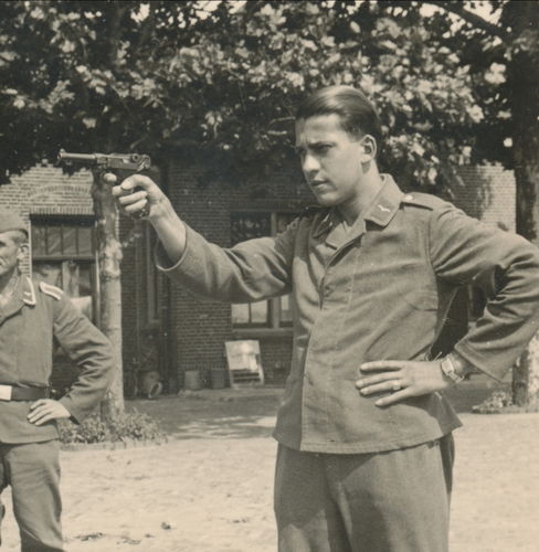 Wehrmacht Soldaten mit Pistole Luger 08 - Original Foto WK2