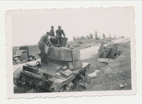 Deutsche Wehrmacht bei zerstörten Panzer - Original Foto WK2