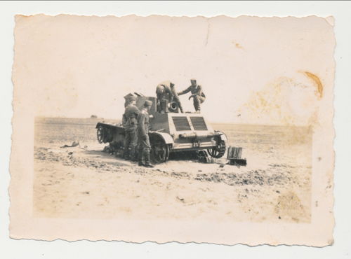 Deutsche Wehrmacht bei zerstörten Panzer - Original Foto WK2 in Steinwüste