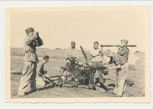 Luftwaffe Flak Geschütz mit Bedienung Flak Rohr mit Abschussbalken - Original Foto WK2
