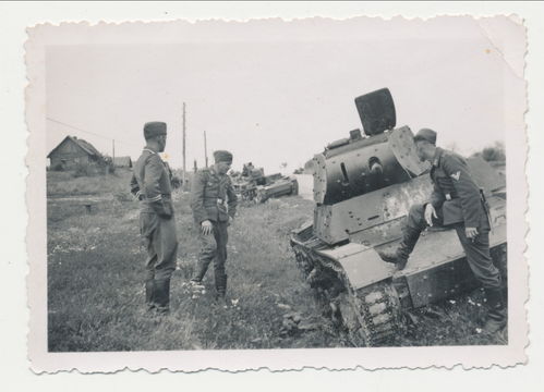Deutsche Wehrmacht bei zerstörten Panzer - Original Foto WK2