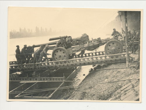 Artillerie Geschütz über Behelfsbrücke Pioniere Flussübergang - Original Foto WK2