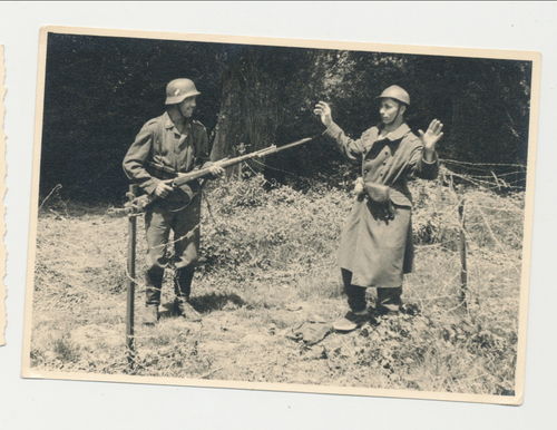 Wehrmacht Soldat Gefangennahme eines Gegners - Original Foto WK2