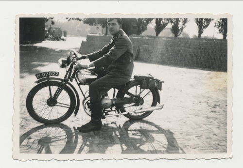 Wehrmacht Luftwaffe Soldat mit Beute Motorrad - Original Foto WK2