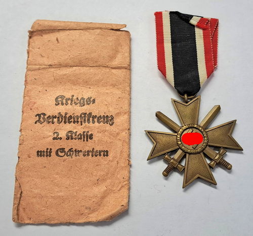 KVK Kriegsverdienstkreuz 1939 mit Schwertern Hersteller Punze "11" in Verleihungstüte Grossmann