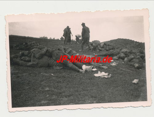 Deutsche Wehrmacht bei Gefallenen Soldaten Tote Tod  - Original Foto WK2