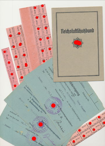 Luftschutz Reichsluftschutzbund Set Ausweise einer Familie mit Beitragsmarken 3. Reich