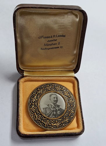 Patriotisches Abzeichen Kaiser Wilhelm mit Spiegel - Rückseite in Juweliers Schachtel