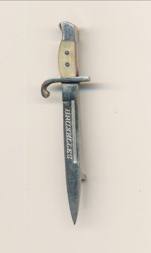Miniatur Bajonett Seitengewehr an Nadel Brosche markiert " Bruxelles "