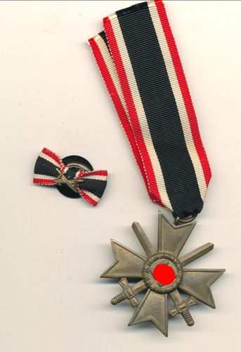 KVK Kriegsverdienstkreuz 2. Klasse mit Schwertern am Band mit Knopflochspange
