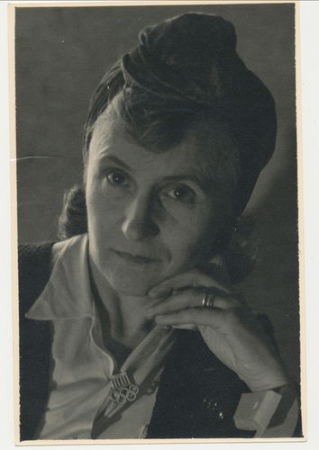Grosses Portrait Foto Frau mit Olympia olymische Ringe Abzeichen Olympiade 1936