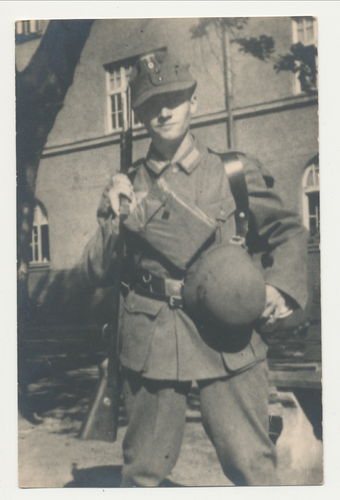 Deutsche Wehrmacht Soldat mit Ausrüstung Original Foto WK2