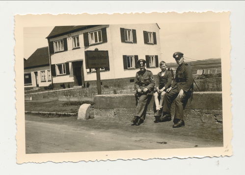 Wehrmacht Soldaten am Ortsschild Niedervellmar Kreis Kassel - Original Foto WK2