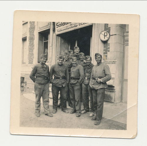 Wehrmacht Soldaten am Soldatenheim der Feldkommandantur St. Cloud - Original Foto WK2