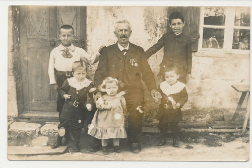 Weltkriegs Veteran mit 1870er Ordensspange und Familie - Original Foto um 1920
