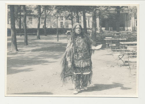 Original Foto Indianer im Biergarten um 1920 / 1930