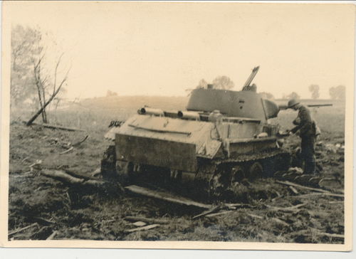 Sowjet russischer Panzer abgeschossen mit Wehrmachts Soldat - Original Foto WK2