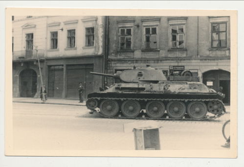 Russischer Sowjet Panzer T34 in Stadt - Original Foto WK2