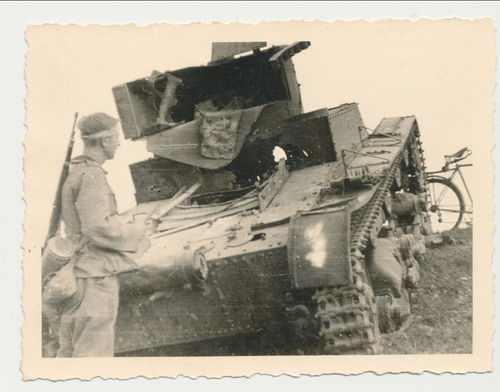 Deutsche Wehrmacht bei abgeschossenen Panzer Wrack - Original Foto WK2