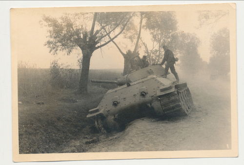 Russischer Panzer tank T34 im Strassengraben - Original Foto WK2