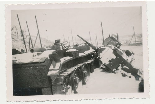 Russischer Panzer tank T34 zerstört im Winter - Original Foto WK2